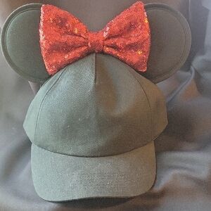 Disney Parks Minnie Mouse Baseball Cap With Sparkly Red Minnie Bow. Like New!
